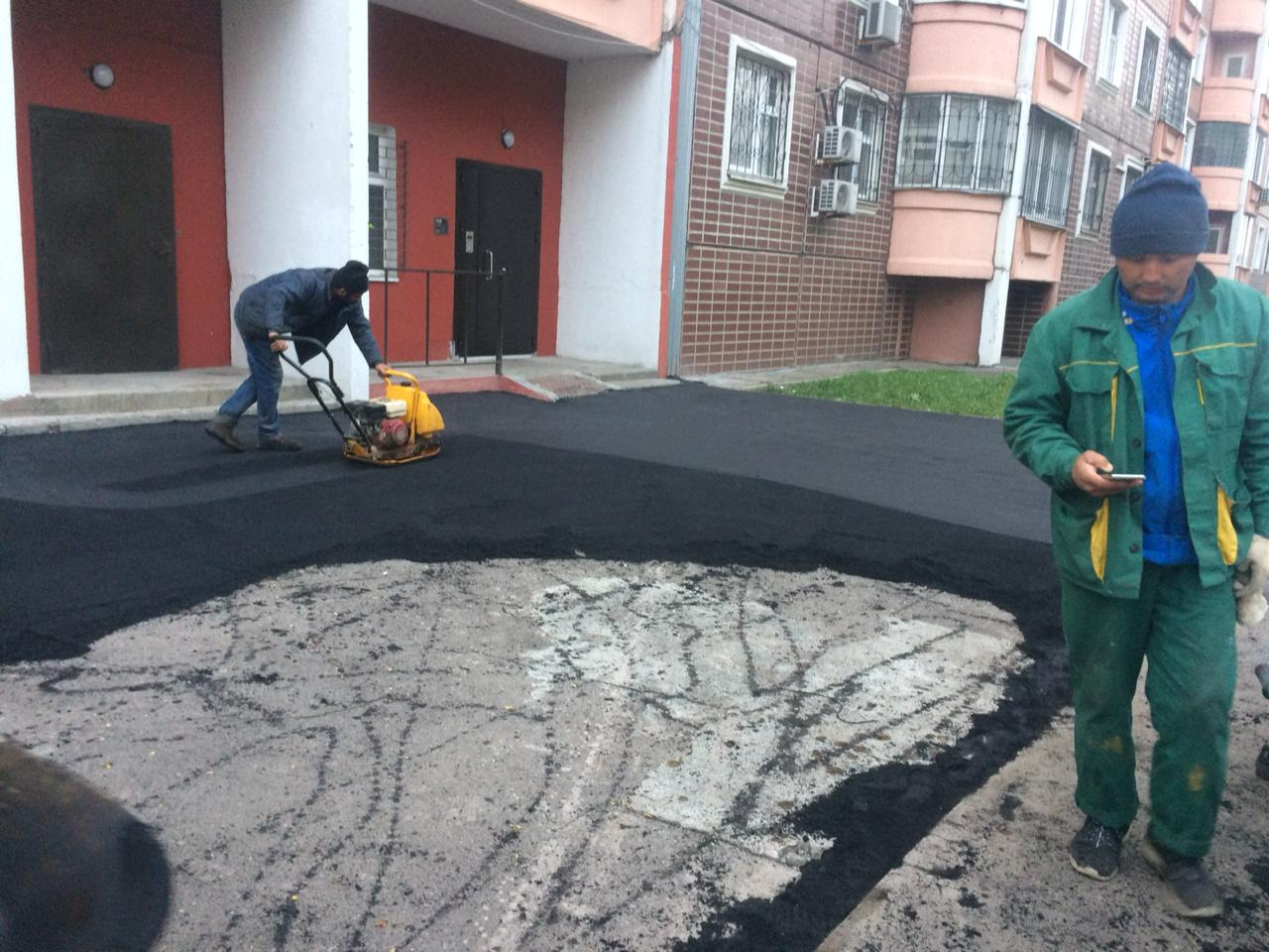 Произведен частичный ремонт асфальтового покрытия около многоквартирного дома, расположенного по адресу: Ленинский район, поселок Развилка, д.43.